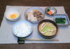ごはん / 肉豆腐 / 小松菜のお浸し / お新香 / 生卵 / キャベツと油揚げの味噌汁